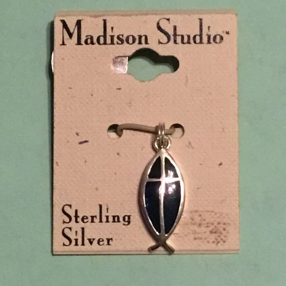 Vintage Madison Studios sterling silver fish pendant or charm - mint on card - Picture 4 of 4
